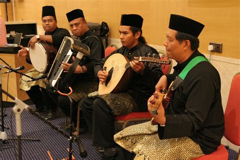 Izzat's Sparkling Serenade: Unveiling the Magic of Malaysian Music in Warsaw! 